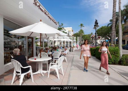 5. Avenue Coffee Company & 6. Street Diner Tische im Freien in Naples, Florida, USA. Stockfoto