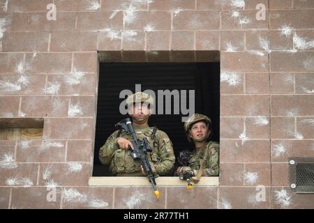 Helena, Montana, USA. 31. Mai 2023. Flugzeuge mit den 841. Raketen-Sicherheitskräften beobachten einen US-Luftraum Army CH-47 Chinook nähert sich Fort William Henry Harrison, Mont, 31. Mai 2023. Soldaten der Nationalgarde Montana leisteten Unterstützung für die Operation Avalanche Defender. Die MSFS-841. simulierten die Einsatzübung. Kredit: USA Air Force/ZUMA Press Wire Service/ZUMAPRESS.com/Alamy Live News Stockfoto