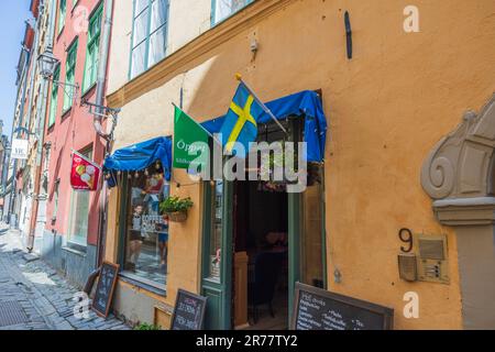 Öffnen Sie die Türen zum Restaurant auf der Go Street der Altstadt, mit Blick auf die Stadt Stockholm. Schweden. Stockholm. Stockfoto