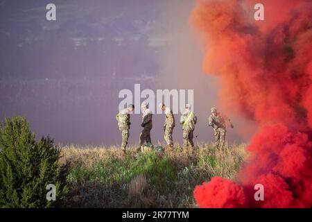 Colorado, USA. 9. Juni 2023. Soldaten laufen während einer Gedenkveranstaltung zur Schlacht von Kamdesh in Fort Carson, Colorado, am 20. Juni 2023 durch eine Reihe von Hindernissen. Am 3. Oktober 2009 griffen mehr als 300 Taliban den Kampfaußenposten Keating an. Acht Soldaten, die der 3. Staffel, dem 61. Kavallerie-Regiment und dem 4. Brigaden-Kampfteam der Ivy-Division zugeteilt waren, wurden bei dem Angriff getötet und 22 verletzt. Kredit: USA Marines/ZUMA Press Wire Service/ZUMAPRESS.com/Alamy Live News Stockfoto