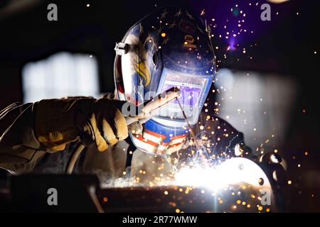 San Antonio, Texas, USA. 8. Juni 2023. Carlos Ramirez, 502D Civil Engineer Squadron Structures Shop Welder, schweißt am Joint Base San Antonio-Fort Sam Houston, Texas, am 8. Juni 2023 einen Rohrflansch für Heizkessel. Die Schweißwerkstatt auf der ces 502D hat in diesem Jahr bisher über tausend Schweißarbeiten abgeschlossen, so dass die Ausbildungsmission bei JBSA ungehindert fortgesetzt werden konnte. Kredit: USA Air Force/ZUMA Press Wire Service/ZUMAPRESS.com/Alamy Live News Stockfoto