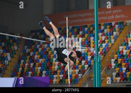 ISTANBUL, TURKIYE - 28. FEBRUAR 2023: Stabhochsprung bei den europäischen Leichtathletik-Hallenmeisterschaften in Atakoy Athletics A Stockfoto