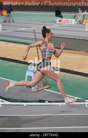 ISTANBUL, TURKIYE - 28. FEBRUAR 2023: Undefinierter Athlet läuft während der europäischen Leichtathletik-Hallenmeisterschaft in der Atakoy Athletics Arena Stockfoto