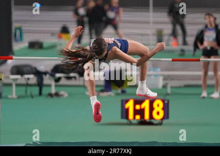 ISTANBUL, TURKIYE - 28. FEBRUAR 2023: Undefinierter Sportler beim European Athletics Indoor Championships Test Races in Atakoy Athletics Ar Stockfoto