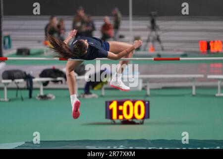 ISTANBUL, TURKIYE - 28. FEBRUAR 2023: Undefinierter Sportler beim European Athletics Indoor Championships Test Races in Atakoy Athletics Ar Stockfoto