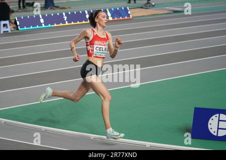 ISTANBUL, TURKIYE - 28. FEBRUAR 2023: Undefinierter Athlet läuft während der europäischen Leichtathletik-Hallenmeisterschaft in der Atakoy Athletics Arena Stockfoto