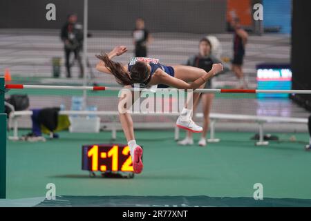 ISTANBUL, TURKIYE - 28. FEBRUAR 2023: Undefinierter Sportler beim European Athletics Indoor Championships Test Races in Atakoy Athletics Ar Stockfoto