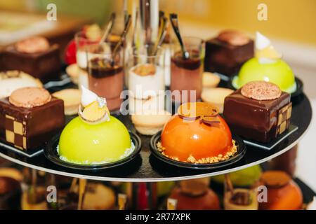 Süße Desserts, Speisen auf Hochzeiten oder Festlichkeiten Stockfoto