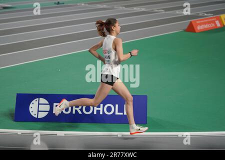 ISTANBUL, TURKIYE - 28. FEBRUAR 2023: Undefinierter Athlet läuft während der europäischen Leichtathletik-Hallenmeisterschaft in der Atakoy Athletics Arena Stockfoto