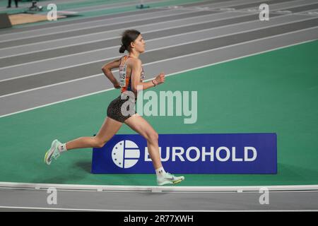 ISTANBUL, TURKIYE - 28. FEBRUAR 2023: Undefinierter Athlet läuft während der europäischen Leichtathletik-Hallenmeisterschaft in der Atakoy Athletics Arena Stockfoto