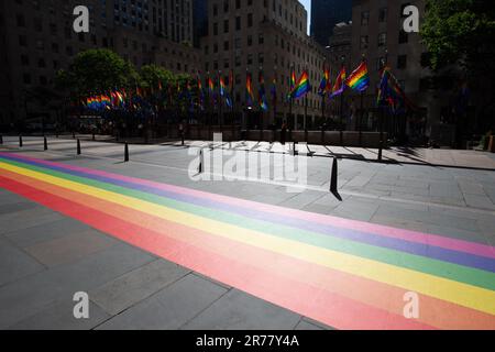 New York, USA, 13/06/2023, Rainbow Flags repräsentieren LGBTQIA Pride dekorieren Rockefeller Plaza . Am 28. Juni 1969 überfiel die New Yorker Polizei das Stonewall Inn, einen Schwulenclub in Greenwich Village. Der Angriff löste einen Aufstand und eine Reihe von Demonstrationen in New York City aus, die zu Schwulenrechtsbewegungen in den USA und zum ersten Pride-marsch im Jahr 1970 führten. Foto aufgenommen am 13. Juni 2023. (Foto: Vanessa Carvalho) Guthaben: Brazil Photo Press/Alamy Live News Stockfoto