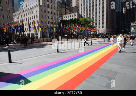 New York, USA, 13/06/2023, Rainbow Flags repräsentieren LGBTQIA Pride dekorieren Rockefeller Plaza . Am 28. Juni 1969 überfiel die New Yorker Polizei das Stonewall Inn, einen Schwulenclub in Greenwich Village. Der Angriff löste einen Aufstand und eine Reihe von Demonstrationen in New York City aus, die zu Schwulenrechtsbewegungen in den USA und zum ersten Pride-marsch im Jahr 1970 führten. Foto aufgenommen am 13. Juni 2023. (Foto: Vanessa Carvalho) Guthaben: Brazil Photo Press/Alamy Live News Stockfoto