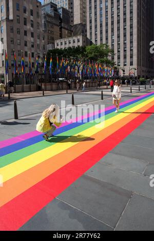 New York, USA, 13/06/2023, Rainbow Flags repräsentieren LGBTQIA Pride dekorieren Rockefeller Plaza . Am 28. Juni 1969 überfiel die New Yorker Polizei das Stonewall Inn, einen Schwulenclub in Greenwich Village. Der Angriff löste einen Aufstand und eine Reihe von Demonstrationen in New York City aus, die zu Schwulenrechtsbewegungen in den USA und zum ersten Pride-marsch im Jahr 1970 führten. Foto aufgenommen am 13. Juni 2023. (Foto: Vanessa Carvalho) Guthaben: Brazil Photo Press/Alamy Live News Stockfoto