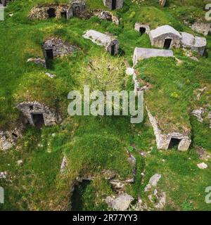 Pietragalla aus der Vogelperspektive auf Palmenti-Strukturen für die Weinherstellung, die alten rustikalen Häuser in Pietragalla, Potenza, Basilicata, Italien. Stockfoto