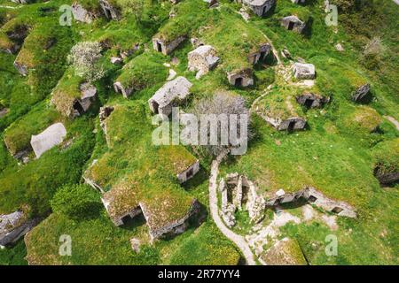 Pietragalla aus der Vogelperspektive auf Palmenti-Strukturen für die Weinherstellung, die alten rustikalen Häuser in Pietragalla, Potenza, Basilicata, Italien. Stockfoto