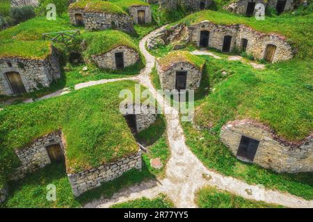 Pietragalla aus der Vogelperspektive auf Palmenti-Strukturen für die Weinherstellung, die alten rustikalen Häuser in Pietragalla, Potenza, Basilicata, Italien. Stockfoto