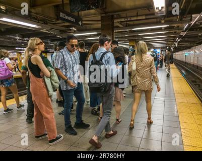 Wochenendfahrer in der New York U-Bahn am Samstag, den 10. Juni 2023. (© Richard B. Levine) Stockfoto