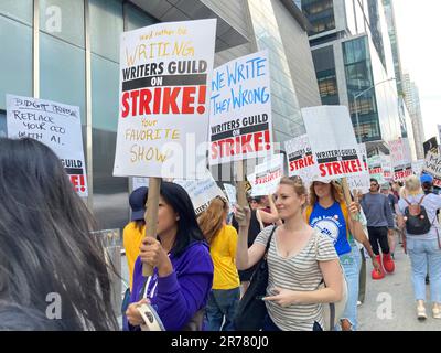 Mitglieder der Writers Guild of America East und andere Gewerkschaftsanhänger klettern am Montag, den 12. Juni 2023 vor den HBO/Amazon-Büros im Viertel Hudson Yards in New York. Die Autoren wünschen sich einen größeren Anteil am Streamingumsatz sowie obligatorische Personalausstattung und Beschäftigungsdauer. Der letzte Streik im November 2007 dauerte 100 Tage. (© Frances M. Roberts) Stockfoto