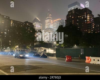 Hazy Hudson Yards Entwicklung in New York am Mittwoch, den 7. Juni 2023. Der Rauch von kanadischen Waldbränden breitet sich im Nordosten aus und verursacht ungesunde Luftqualität. (© Frances M. Roberts) Stockfoto