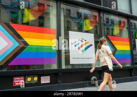 Das Fenster einer Filiale der Bank of America im Viertel Flatiron in New York zeigt die Progress Pride Flag und Regenbogenfarben für ihre Unterstützung von Gay Pride, gesehen am Sonntag, den 11. Juni 2023. (© Richard B. Levine) Stockfoto