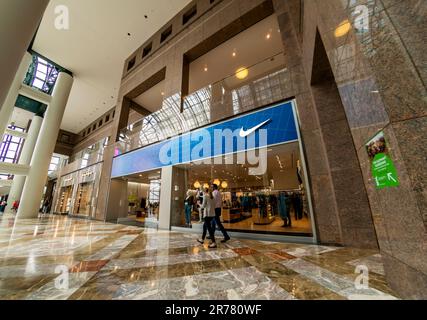 Am Donnerstag, den 8. Juni 2023, laufen die Leute am Nike Store im Brookfield Place Development in Lower Manhattan in New York vorbei. (© Richard B. Levine) Stockfoto