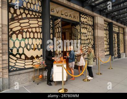 Check-in für die Eröffnung des neuen Bulgari Stores im Meatpacking District in New York am Freitag, den 9. Juni 2023. Bulgari Spa ist ein Geschäftsbereich des Luxusgüterkonglomerats LVMH Moet Hennessy Louis Vuitton SA, das es 2011 erwarb. (© Richard B. Levine) Stockfoto