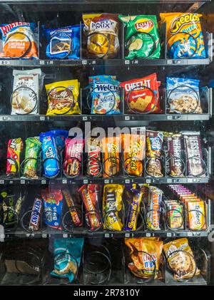 Ein Automat in New York bietet am Samstag, den 10. Juni 2023, eine Auswahl an leckeren Snacks. (© Richard B. Levine) Stockfoto