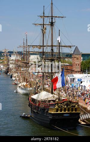 ROUEN, NORMANDIE, FRANKREICH - 10. Juni 2023 : Armada versammelt große Schiffe auf der seine, Besuchermassen gehen auf dem Dock und besuchen die Schiffe Stockfoto