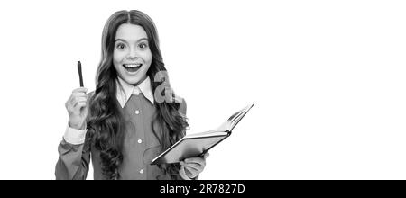 Neue Idee und neue Lösung generieren. Inspirierter Kinderhalter angehoben. Porträt einer Schülerin, Studio-Banner-Header. Schulkindgesicht, Copyspace Stockfoto