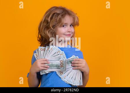 Das Kind hat viele hundert Dollar isoliert auf gelbem Hintergrund Stockfoto