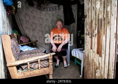 Nairobi, Kenia. 12. Juni 2023. Josephine Achando, eine Albino-Mutter, die in ihrem Haus in Kibera Slum saß. Josephine Achando, ein 35-jähriger Albino, eine fünfjährige Mutter lebt mit ihren fünf Kindern, einschließlich ihres Mannes, der als Wachmann arbeitet, am Stadtrand von Langata Village in Kibera Slum. Josephine lebt seit ihrem letzten Job im Jahr 2008 arbeitslos, während sie als Putzfrau arbeitet. Als arbeitslose Mutter mit Kindern und grundlegenden Familienbedürfnissen verkauft sie geröstete Erdnüsse für das Überleben der Familie, da das Einkommen ihres Mannes nie ausreicht, um alle Bedürfnisse der Familie zu befriedigen. Sie war nicht abl Stockfoto