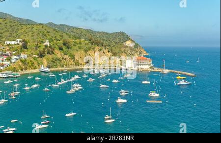 AVALON, KALIFORNIEN - 17. November 2019: Avalon ist eine Resort-Gemeinschaft mit der Uferpromenade dominiert von touristisch orientierten Unternehmen auf Santa Catalina ist Stockfoto