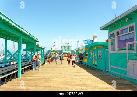 AVALON, KALIFORNIEN - 17. November 2019: Avalon ist eine Resort-Gemeinschaft mit der Uferpromenade dominiert von touristisch orientierten Unternehmen auf Santa Catalina ist Stockfoto