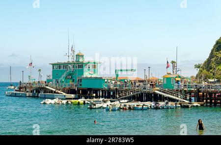 AVALON, KALIFORNIEN - 17. November 2019: Avalon ist eine Resort-Gemeinschaft mit der Uferpromenade dominiert von touristisch orientierten Unternehmen auf Santa Catalina ist Stockfoto