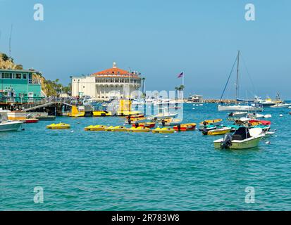 AVALON, KALIFORNIEN - 17. November 2019: Avalon ist eine Resort-Gemeinschaft mit der Uferpromenade dominiert von touristisch orientierten Unternehmen auf Santa Catalina ist Stockfoto