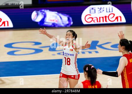 Hongkong, Hongkong. 13. Juni 2023. Wang Mengjie aus China (Nr. 18) feiert während des Vorspiels der FIVB Volleyball Nations League Hong Kong 2023 zwischen China und Kanada im Hong Kong Coliseum. Endstand: China 3:0 Kanada. Kredit: SOPA Images Limited/Alamy Live News Stockfoto