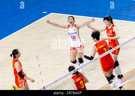 Hongkong, Hongkong. 13. Juni 2023. Wang Mengjie aus China (Nr. 18) feiert während des Vorspiels der FIVB Volleyball Nations League Hong Kong 2023 zwischen China und Kanada im Hong Kong Coliseum. Endstand: China 3:0 Kanada. Kredit: SOPA Images Limited/Alamy Live News Stockfoto