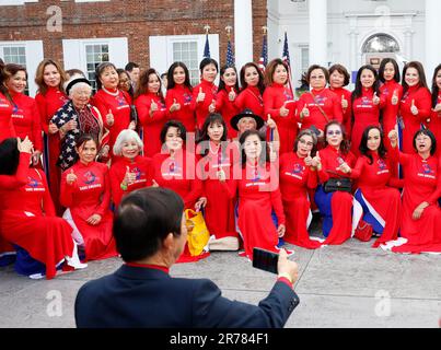 New York, Usa. 13. Juni 2023. Mitglieder einer Trump-Unterstützergruppe namens Save America Arrive before Ex President Donald Trump spricht im Trump National Golf Club Bedminster, nachdem Trump früher am Tag vor dem Bundesgericht von Miami aufgetaucht war, mit 37 Bundesanklagen, die die Bearbeitung von geheimen Dokumenten am Dienstag, den 13. Juni 2023 in Bedminster betrafen, New Jersey. Trump plädiert heute für nicht schuldig der 37 Anklagen wegen angeblicher Fehlhandlung von geheimen Dokumenten. Foto: John Angelillo/UPI Credit: UPI/Alamy Live News Stockfoto