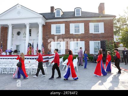New York, Usa. 13. Juni 2023. Mitglieder einer Trump-Unterstützergruppe namens Save America Arrive before Ex President Donald Trump spricht im Trump National Golf Club Bedminster, nachdem Trump früher am Tag vor dem Bundesgericht von Miami aufgetaucht war, mit 37 Bundesanklagen, die die Bearbeitung von geheimen Dokumenten am Dienstag, den 13. Juni 2023 in Bedminster betrafen, New Jersey. Trump plädiert heute für nicht schuldig der 37 Anklagen wegen angeblicher Fehlhandlung von geheimen Dokumenten. Foto: John Angelillo/UPI Credit: UPI/Alamy Live News Stockfoto