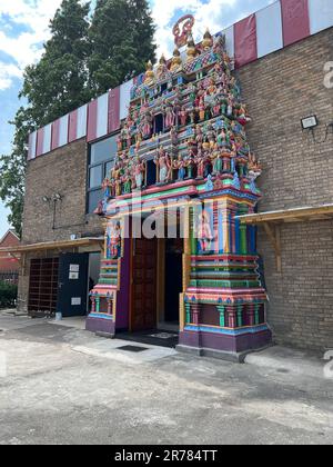 Ilford, London, Vereinigtes Königreich: A hindu Temple die maha kumbabhishekam, die letztes Jahr aufgeführt wurde, hat viele Hindus aus dem Vereinigten Königreich angezogen. Der Ganesha, auch bekannt als Vinayagar, ist die wichtigste Gottheit dieses Tempels. Er ist bekannt als Gott, der Hindernisse beseitigt. Stockfoto