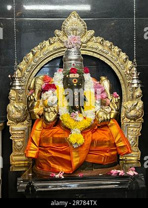 Ilford, London, Vereinigtes Königreich: A hindu Temple die maha kumbabhishekam, die letztes Jahr aufgeführt wurde, hat viele Hindus aus dem Vereinigten Königreich angezogen. Der Ganesha, auch bekannt als Vinayagar, ist die wichtigste Gottheit dieses Tempels. Er ist bekannt als Gott, der Hindernisse beseitigt. Stockfoto