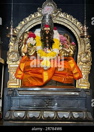 Ilford, London, Vereinigtes Königreich: A hindu Temple die maha kumbabhishekam, die letztes Jahr aufgeführt wurde, hat viele Hindus aus dem Vereinigten Königreich angezogen. Der Ganesha, auch bekannt als Vinayagar, ist die wichtigste Gottheit dieses Tempels. Er ist bekannt als Gott, der Hindernisse beseitigt. Stockfoto