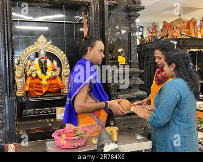 Ilford, London, Vereinigtes Königreich: A hindu Temple die maha kumbabhishekam, die letztes Jahr aufgeführt wurde, hat viele Hindus aus dem Vereinigten Königreich angezogen. Der Ganesha, auch bekannt als Vinayagar, ist die wichtigste Gottheit dieses Tempels. Er ist bekannt als Gott, der Hindernisse beseitigt. Stockfoto