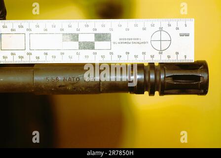 Zylindermarkierungen auf einem AR-15-Gewehr mit einer Drehgeschwindigkeit von 1 in 7 Stockfoto