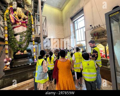 London Sri Mahalakshmi Tempel 241, High Street North, London, E12 6SJ, East Ham. Die wichtigste Gottheit, wenn dieser Tempel Sri Mahalakshmi ist, samedha Sri Venkatachalapathie. Dann Ganesha, Lord Shiva, bekannt als Sahasra Lingeswarar, Sudharshanar, Arupadai Veedu Murugan (sechs Hauptstandorte von Lord Muruga), riesiger Hanuman, Gayathri Devi (die Göttin von Moola Mandra), indem sie beten, Sahasra Lingesar Gläubige erhalten den Segen von 1000 Lingas. Das Saneeswara, riesiges Hanuman, die Personifizierung göttlicher und Stärke, das Idol für starke Menschen. Dieser hinduistische Tempel zieht jeden Tag Tausende von Liebhabern an. Für Bolzen Stockfoto