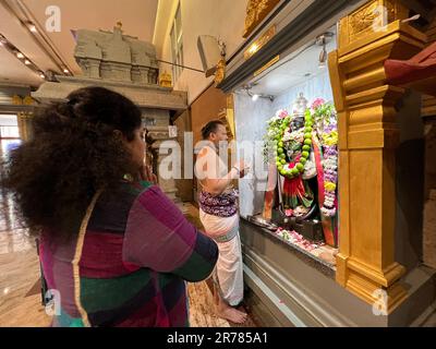 London Sri Mahalakshmi Tempel 241, High Street North, London, E12 6SJ, East Ham. Die wichtigste Gottheit, wenn dieser Tempel Sri Mahalakshmi ist, samedha Sri Venkatachalapathie. Dann Ganesha, Lord Shiva, bekannt als Sahasra Lingeswarar, Sudharshanar, Arupadai Veedu Murugan (sechs Hauptstandorte von Lord Muruga), riesiger Hanuman, Gayathri Devi (die Göttin von Moola Mandra), indem sie beten, Sahasra Lingesar Gläubige erhalten den Segen von 1000 Lingas. Das Saneeswara, riesiges Hanuman, die Personifizierung göttlicher und Stärke, das Idol für starke Menschen. Dieser hinduistische Tempel zieht jeden Tag Tausende von Liebhabern an. Für Bolzen Stockfoto