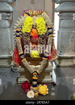 London Sri Mahalakshmi Tempel 241, High Street North, London, E12 6SJ, East Ham. Die wichtigste Gottheit, wenn dieser Tempel Sri Mahalakshmi ist, samedha Sri Venkatachalapathie. Dann Ganesha, Lord Shiva, bekannt als Sahasra Lingeswarar, Sudharshanar, Arupadai Veedu Murugan (sechs Hauptstandorte von Lord Muruga), riesiger Hanuman, Gayathri Devi (die Göttin von Moola Mandra), indem sie beten, Sahasra Lingesar Gläubige erhalten den Segen von 1000 Lingas. Das Saneeswara, riesiges Hanuman, die Personifizierung göttlicher und Stärke, das Idol für starke Menschen. Dieser hinduistische Tempel zieht jeden Tag Tausende von Liebhabern an. Für Bolzen Stockfoto