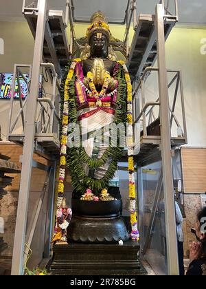 London Sri Mahalakshmi Tempel 241, High Street North, London, E12 6SJ, East Ham. Die wichtigste Gottheit, wenn dieser Tempel Sri Mahalakshmi ist, samedha Sri Venkatachalapathie. Dann Ganesha, Lord Shiva, bekannt als Sahasra Lingeswarar, Sudharshanar, Arupadai Veedu Murugan (sechs Hauptstandorte von Lord Muruga), riesiger Hanuman, Gayathri Devi (die Göttin von Moola Mandra), indem sie beten, Sahasra Lingesar Gläubige erhalten den Segen von 1000 Lingas. Das Saneeswara, riesiges Hanuman, die Personifizierung göttlicher und Stärke, das Idol für starke Menschen. Dieser hinduistische Tempel zieht jeden Tag Tausende von Liebhabern an. Für Bolzen Stockfoto