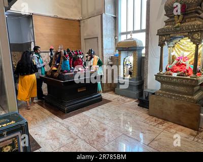 London Sri Mahalakshmi Tempel 241, High Street North, London, E12 6SJ, East Ham. Die wichtigste Gottheit, wenn dieser Tempel Sri Mahalakshmi ist, samedha Sri Venkatachalapathie. Dann Ganesha, Lord Shiva, bekannt als Sahasra Lingeswarar, Sudharshanar, Arupadai Veedu Murugan (sechs Hauptstandorte von Lord Muruga), riesiger Hanuman, Gayathri Devi (die Göttin von Moola Mandra), indem sie beten, Sahasra Lingesar Gläubige erhalten den Segen von 1000 Lingas. Das Saneeswara, riesiges Hanuman, die Personifizierung göttlicher und Stärke, das Idol für starke Menschen. Dieser hinduistische Tempel zieht jeden Tag Tausende von Liebhabern an. Für Bolzen Stockfoto