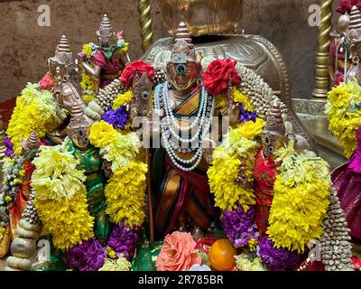 London Sri Mahalakshmi Tempel 241, High Street North, London, E12 6SJ, East Ham. Die wichtigste Gottheit, wenn dieser Tempel Sri Mahalakshmi ist, samedha Sri Venkatachalapathie. Dann Ganesha, Lord Shiva, bekannt als Sahasra Lingeswarar, Sudharshanar, Arupadai Veedu Murugan (sechs Hauptstandorte von Lord Muruga), riesiger Hanuman, Gayathri Devi (die Göttin von Moola Mandra), indem sie beten, Sahasra Lingesar Gläubige erhalten den Segen von 1000 Lingas. Das Saneeswara, riesiges Hanuman, die Personifizierung göttlicher und Stärke, das Idol für starke Menschen. Dieser hinduistische Tempel zieht jeden Tag Tausende von Liebhabern an. Für Bolzen Stockfoto